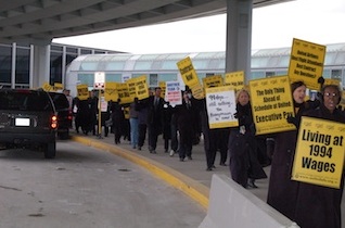 flight attendants picketing at o'hare airport