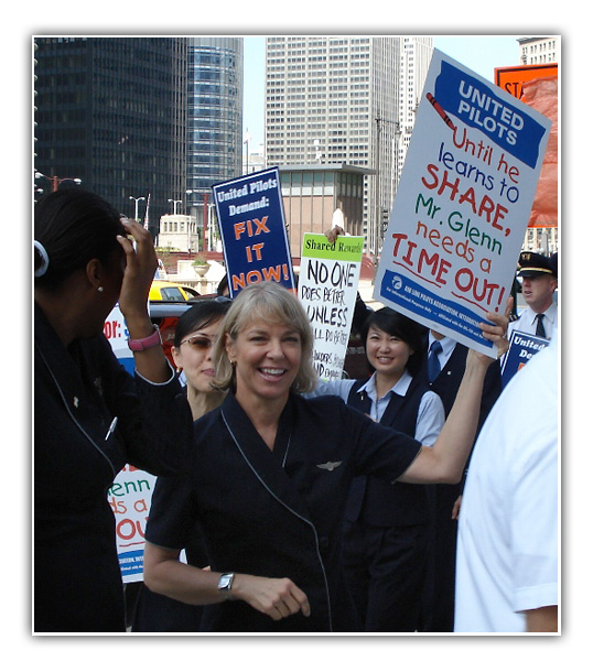 UAL employees picketing in Chicago