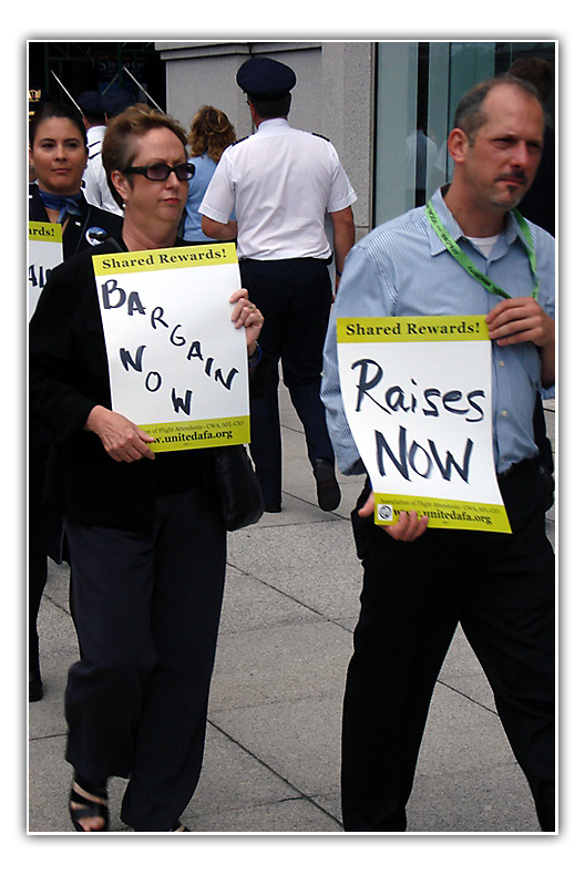 UAL employees picketing in Chicago
