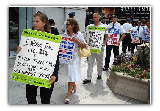 UAL employees picketing in Chicago
