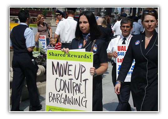UAL employees picketing in Chicago