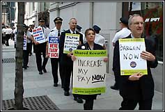 UAL employees picketing in Chicago
