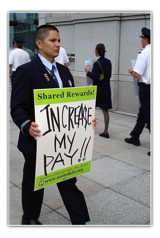 UAL employees picketing in Chicago