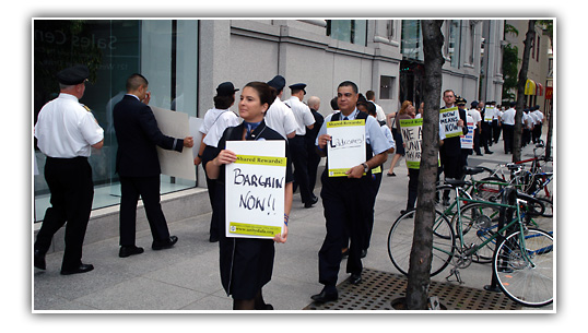 UAL employees picketing in Chicago