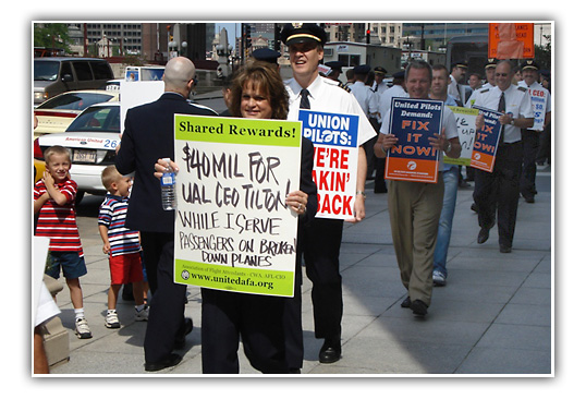UAL employees picketing in Chicago