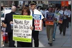 UAL Employees picketing in Chicago