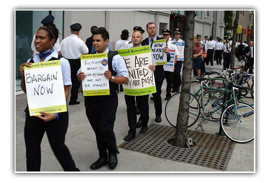 UAL employees picketing in Chicago