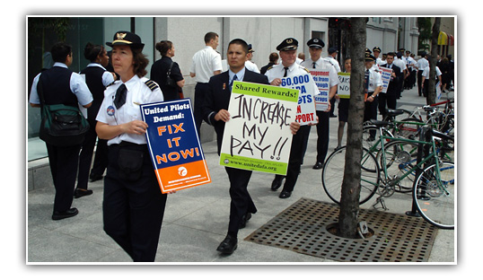 UAL employees picketing in Chicago