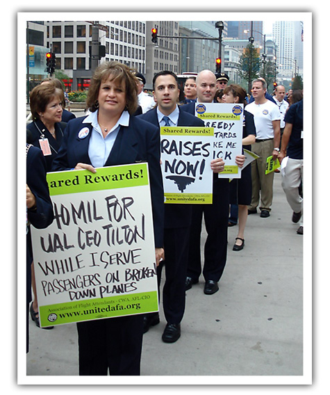 UAL employees picketing in Chicago