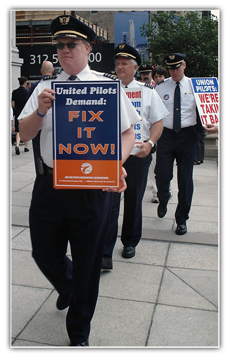UAL employees picketing in Chicago