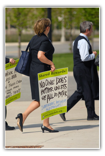 Flight Attendants Picket UAL Shareholder's Meeting