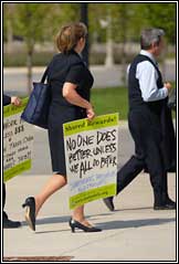 Flight Attendants Picket UAL Shareholder's Meeting
